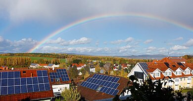 Panele solarne i fotowoltaiczne na dachu domu jednorodzinnego wykorzystywane do podgrzewania wody