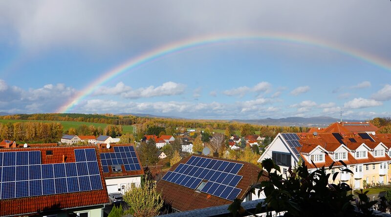 Panele solarne i fotowoltaiczne na dachu domu jednorodzinnego wykorzystywane do podgrzewania wody