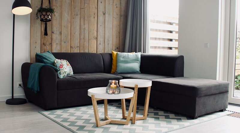 Sofa modułowa (sekcyjna) w nowoczesnym salonie