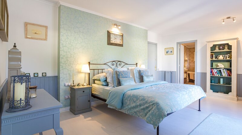 Białe, romantyczne wnętrze sypialni w stylu shabby chic