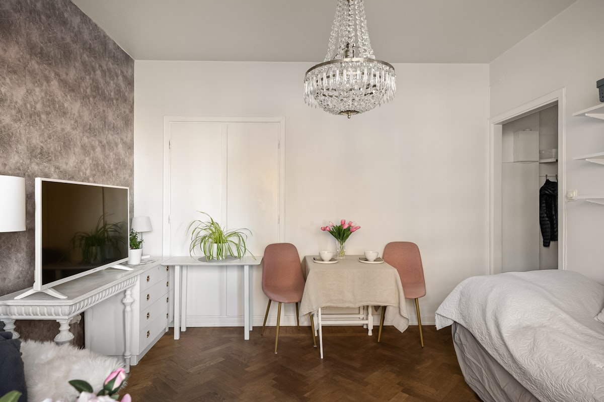 Pastelowa sypialnia z postarzanymi meblami w stylu shabby chic