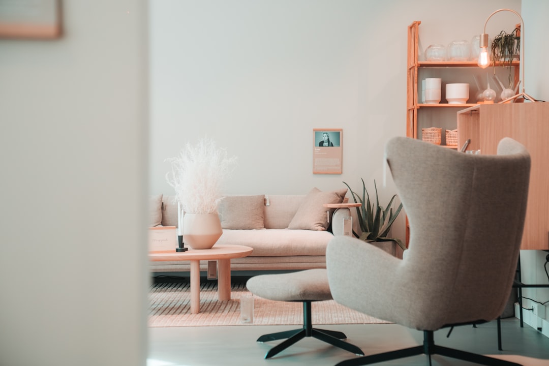 Jasny salon z sofą i fotelem w stylu skandynawskim