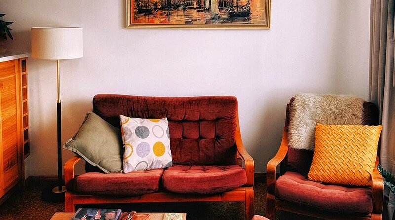 Retro salon z charakterystycznymi meblami i stolikiem kawowym w stylu vintage