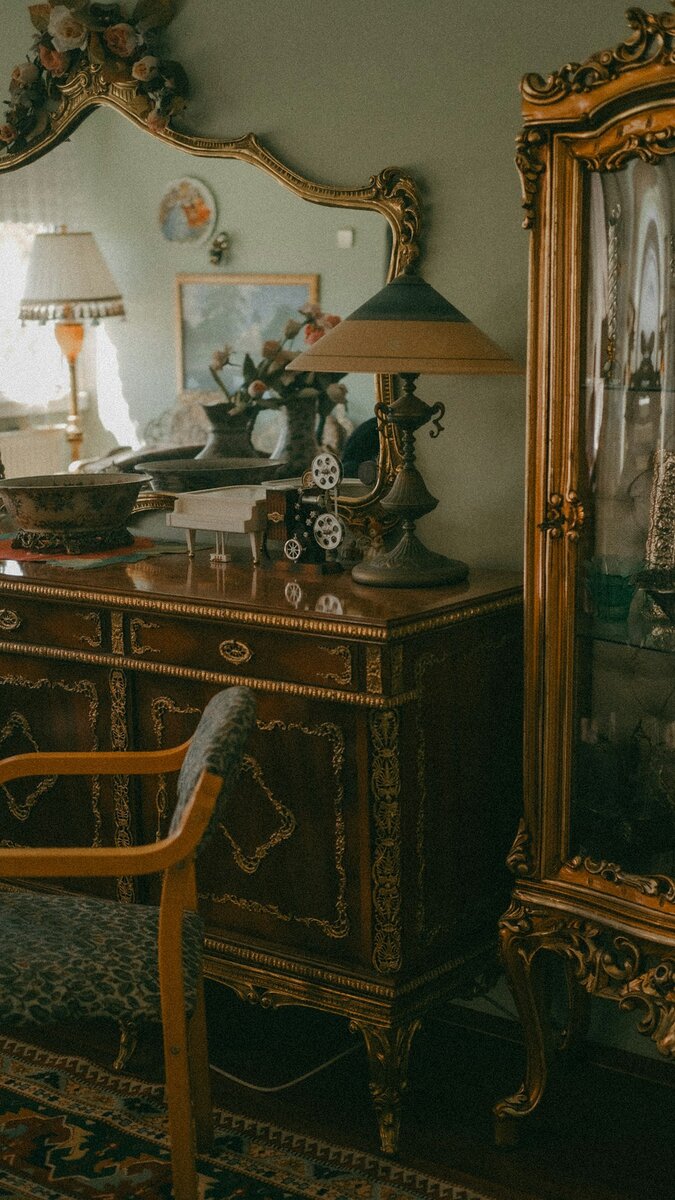 Vintage komoda z lustrem w stylowym wnętrzu